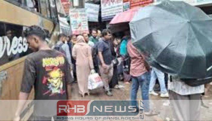 বৃষ্টি মাথায় নিয়ে ঢাকা ছাড়ছে..