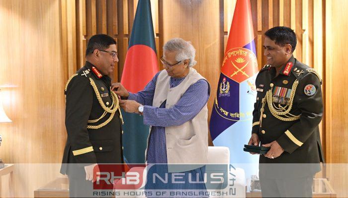 সেনাপ্রধানকে ‘সেনাবাহিনী পদক’ দিলেন প্রধান..