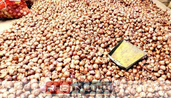 হিলি বাজারে পেঁয়াজের দাম বেড়ে..