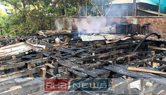 ভয়াবহ অগ্নিকাণ্ডে দুমকিতে খোরশেদ কাক্কুর..