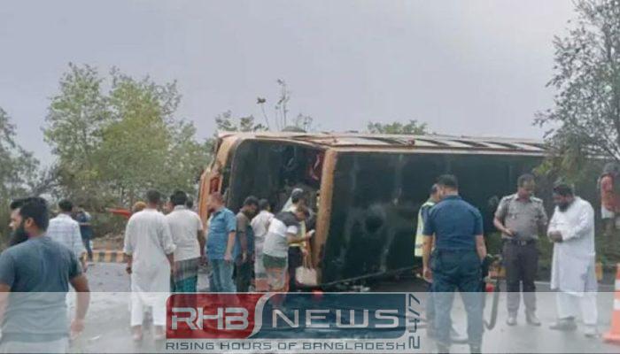 গোল্ডেন লাইন পরিবহনের বাস উল্টে..