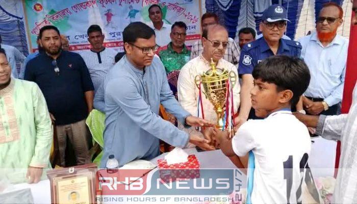 নওগাঁয় প্রাথমিক গোল্ডকাপ ফুটবলের ফাইনাল..
