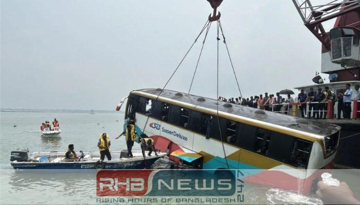পদ্মায় ডুবে যাওয়া বাস উদ্ধার,..