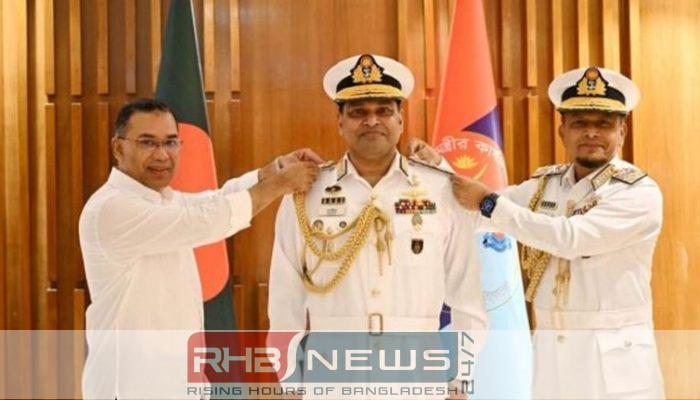 নবনিযুক্ত নৌবাহিনী প্রধানকে র‍্যাঙ্ক ব্যাজ..