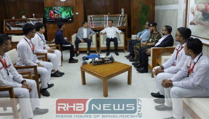 রোবোসাবে অংশগ্রহণকারী শিক্ষার্থীদের উৎসাহ দিলেন..