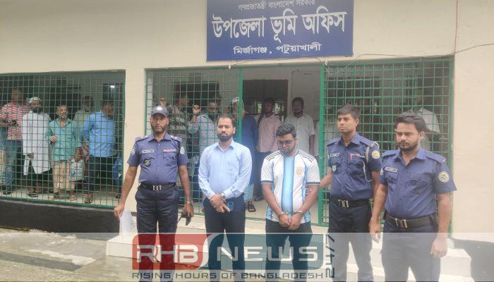 মির্জাগঞ্জে ভূমি অফিসে এক দালাল..