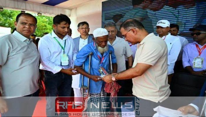 বন্যায় ক্ষতিগ্রস্ত পরিবারের হাতে নতুন..
