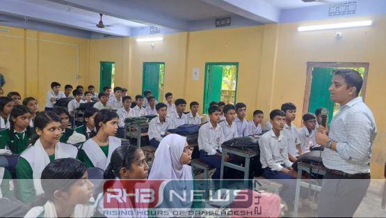 বই পড়াতে শিক্ষার্থীদের কাছে যাচ্ছে..
