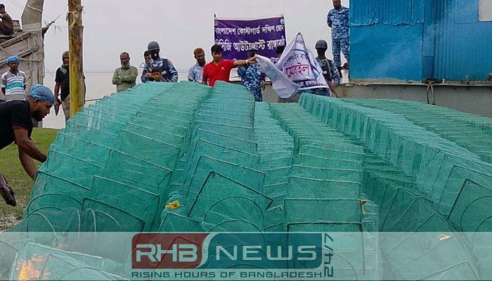 রাঙাবালীতে ইউএনওর নেতৃত্বে নিষিদ্ধ জাল..