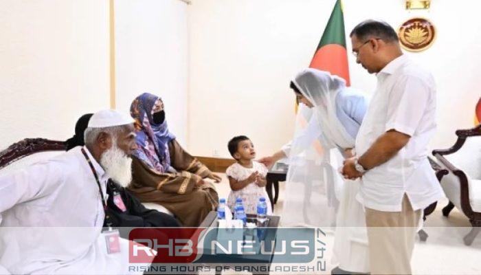 শহীদ দুই সেনাসদস্যের পরিবারের পাশে..