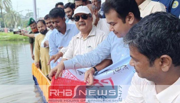 আগৈলঝাড়ায় জলাসয়ে পোনা মাছ অবমুক্তকরণ..