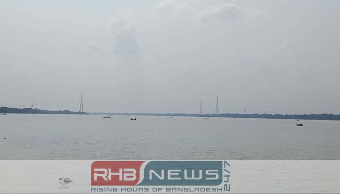 দুমকিতে নিষেধাজ্ঞা উপেক্ষা করে চলছে..