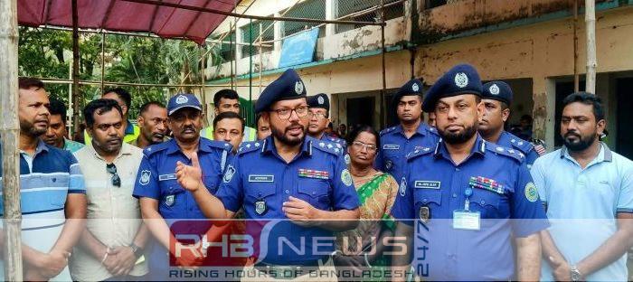 আগৈলঝাড়ায় পূজামণ্ডপ পরিদর্শন করলেন ডিআইজি..