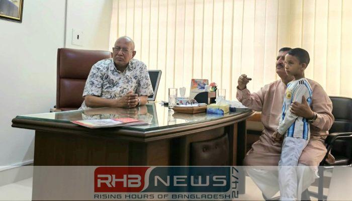 অসহায় শিশুর চিকিৎসার দায়িত্ব নিয়ে..